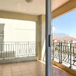Century Hideaway With Mountain Views, Security, Free Parking