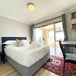 Century Hideaway With Mountain Views, Security, Free Parking