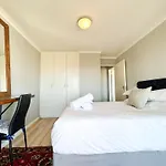Century Hideaway With Mountain Views, Security, Free Parking