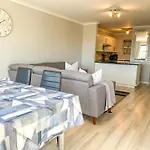 Century Hideaway With Mountain Views, Security, Free Parking