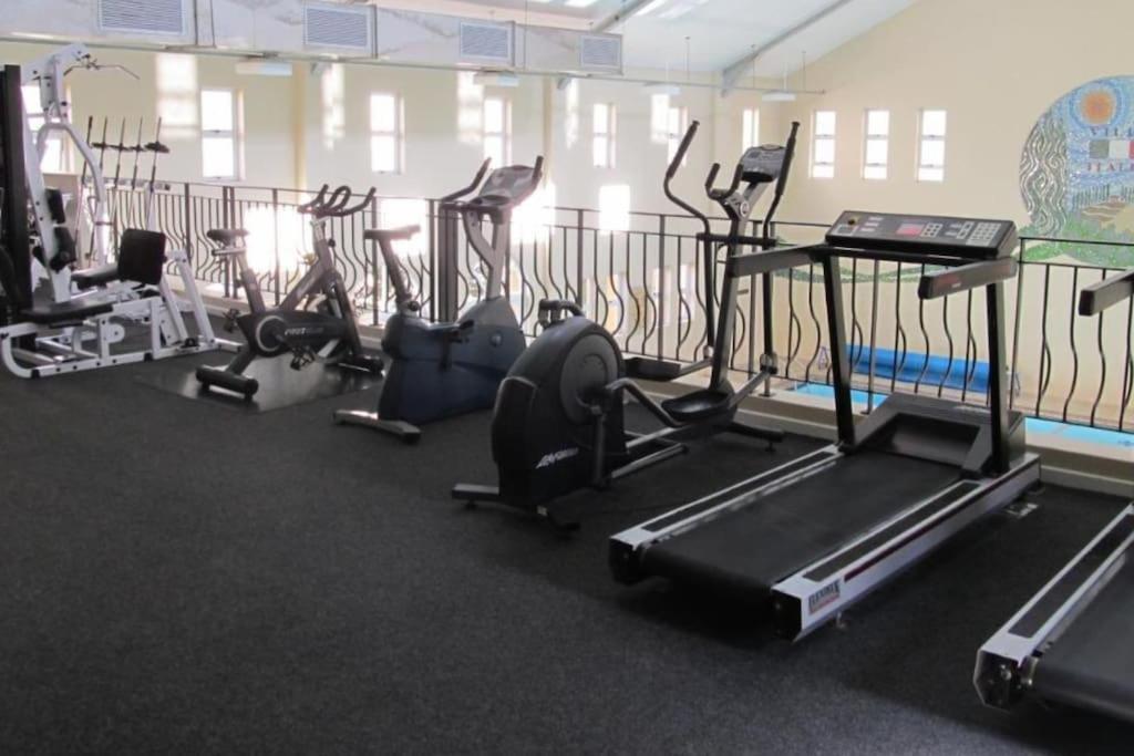 Century Hideaway With Mountain Views, Security, Free Parking Appartement